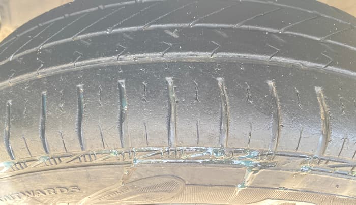 2016 Maruti Swift VXI O, Petrol, Manual, 1,08,803 km, Left Front Tyre Tread