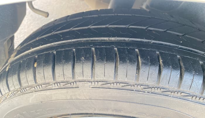 2016 Maruti Swift VXI O, Petrol, Manual, 1,08,803 km, Right Rear Tyre Tread