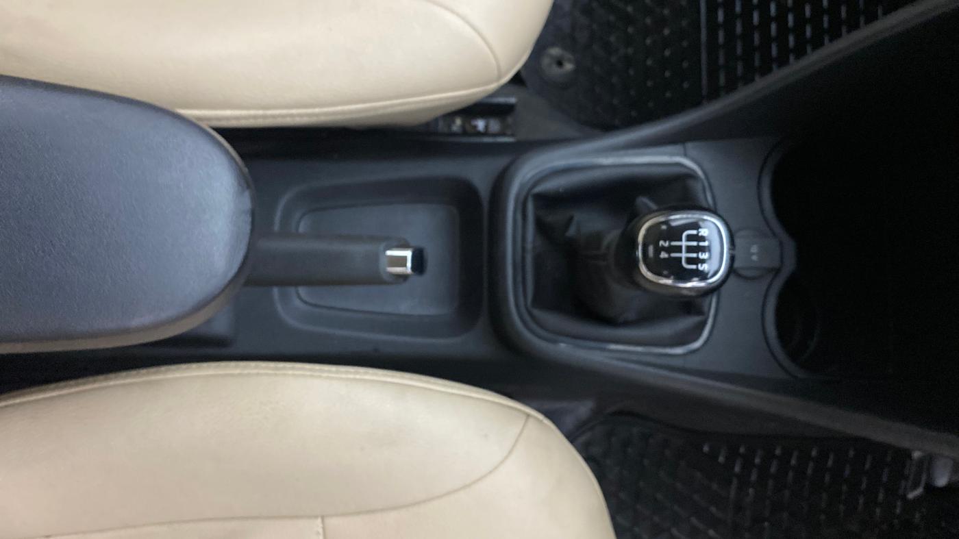 2017 Skoda Rapid AMBITION 1.5 TDI, Diesel, Manual, 1,03,317 km, Gear Lever