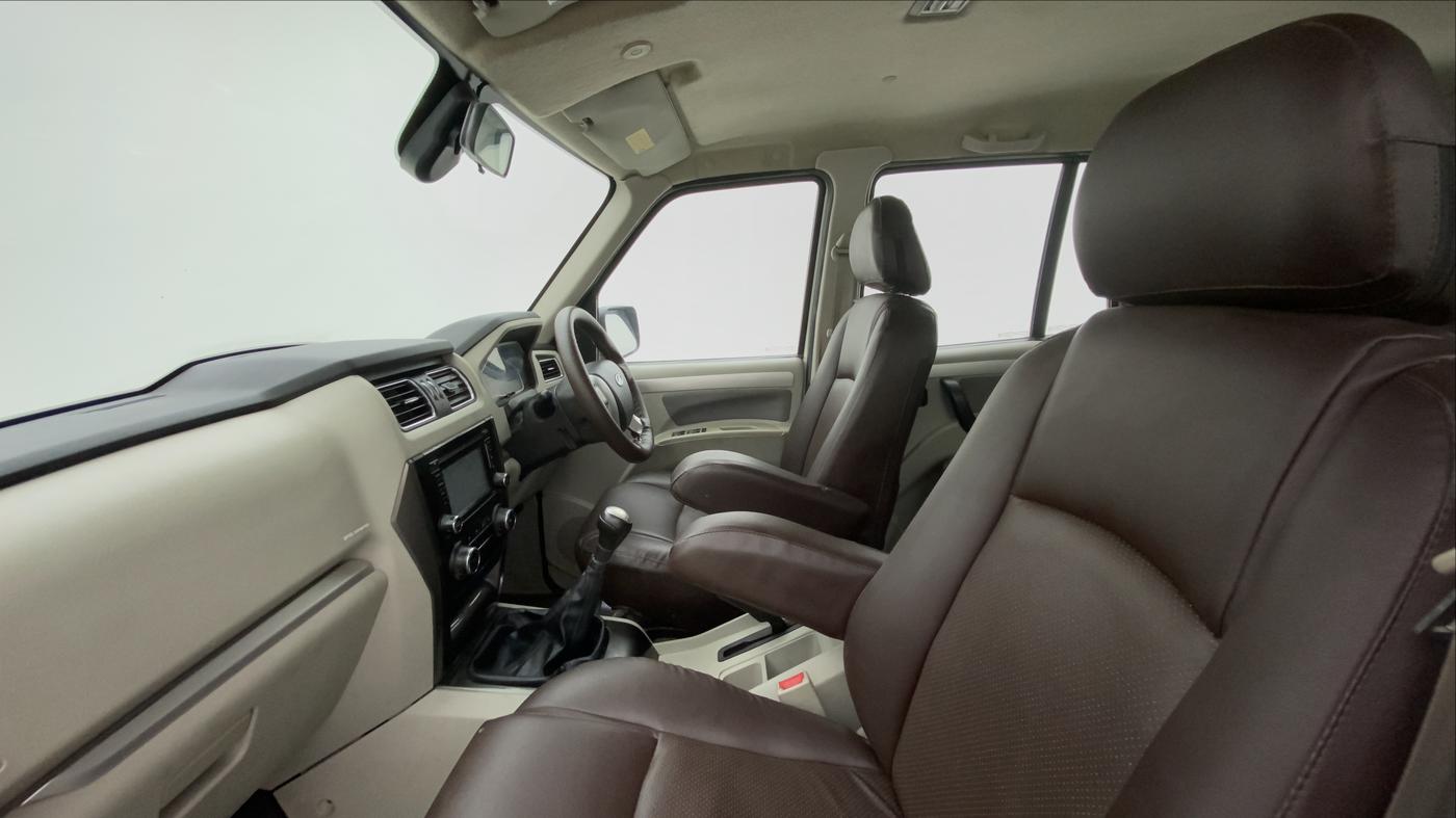 2016 Mahindra Scorpio S10, Diesel, Manual, 56,313 km, Right Side Front Door Cabin