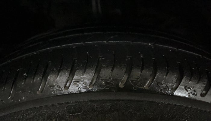 2019 Toyota Glanza V, Petrol, Manual, 60,563 km, Right Front Tyre Tread