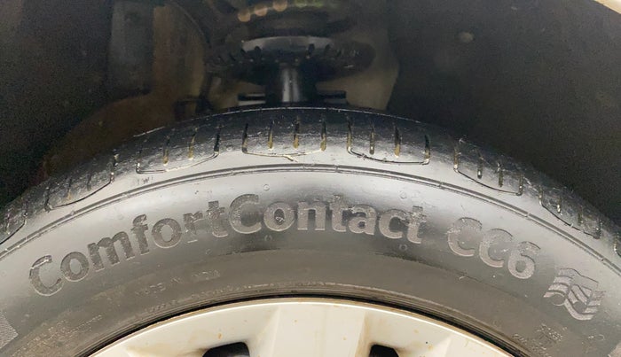 2017 Volkswagen Polo COMFORTLINE 1.2L, Petrol, Manual, 70,060 km, Right Front Tyre Tread