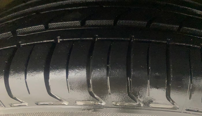 2021 Maruti Ciaz ZETA AT 1.5  SHVS PETROL, Petrol, Automatic, 55,847 km, Right Front Tyre Tread