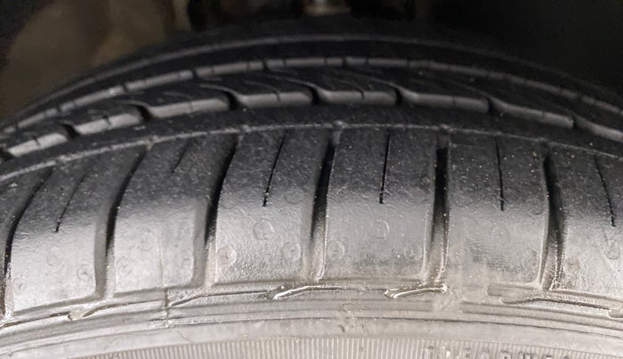 2015 Volkswagen Vento HIGHLINE 1.2 TSI AT, Petrol, Automatic, 62,250 km, Right Front Tyre Tread