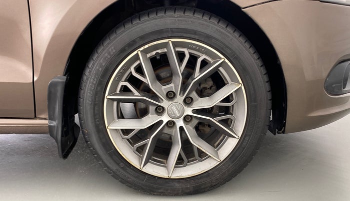 2015 Volkswagen Vento HIGHLINE 1.2 TSI AT, Petrol, Automatic, 62,250 km, Right Front Wheel