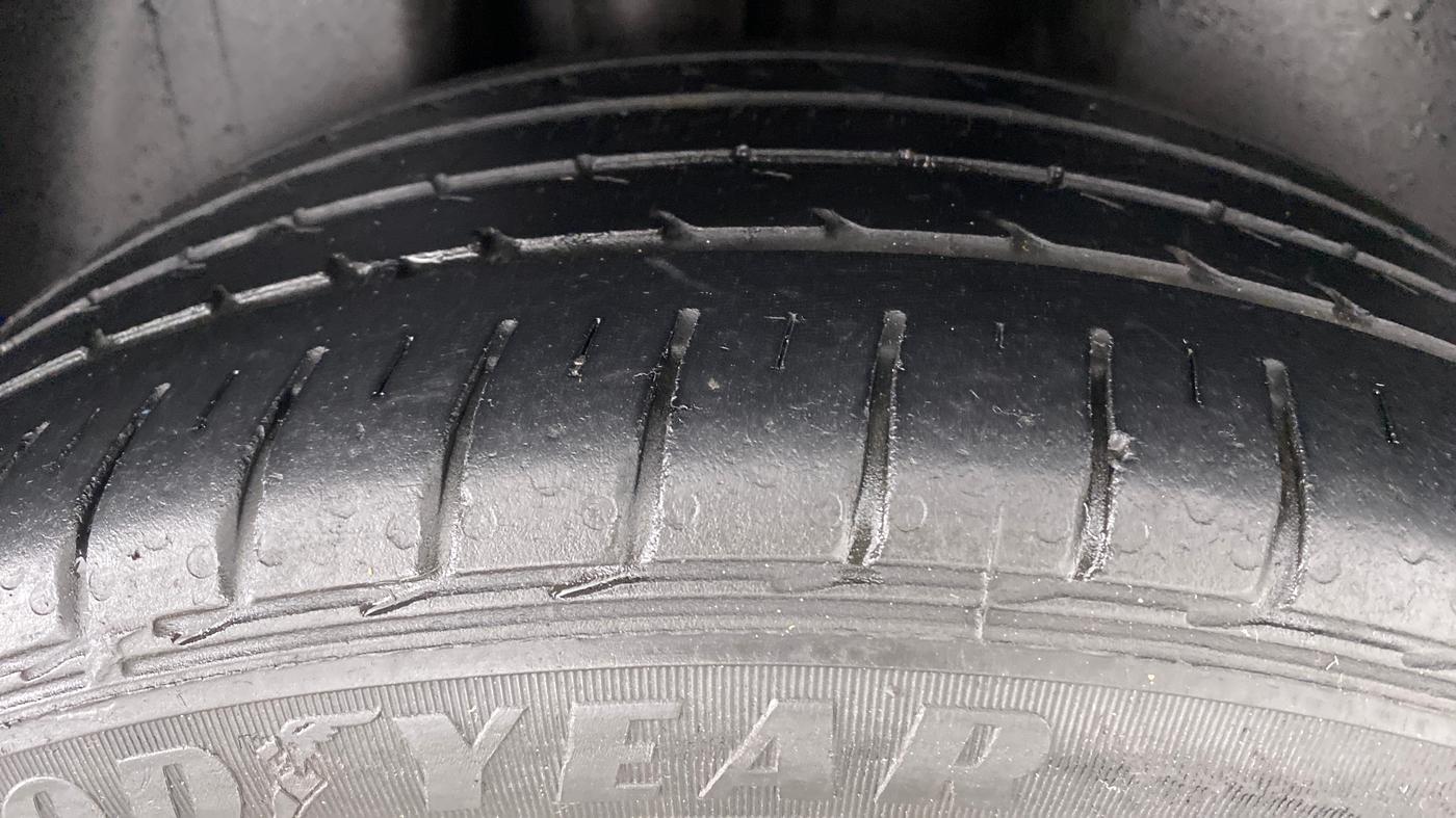 2015 Volkswagen Vento HIGHLINE 1.2 TSI AT, Petrol, Automatic, 62,250 km, Right Rear Tyre Tread