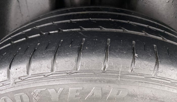 2015 Volkswagen Vento HIGHLINE 1.2 TSI AT, Petrol, Automatic, 62,250 km, Right Rear Tyre Tread