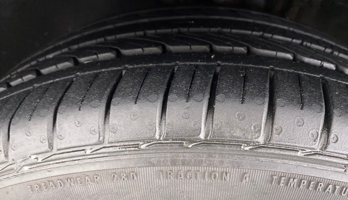 2015 Volkswagen Vento HIGHLINE 1.2 TSI AT, Petrol, Automatic, 62,250 km, Left Front Tyre Tread