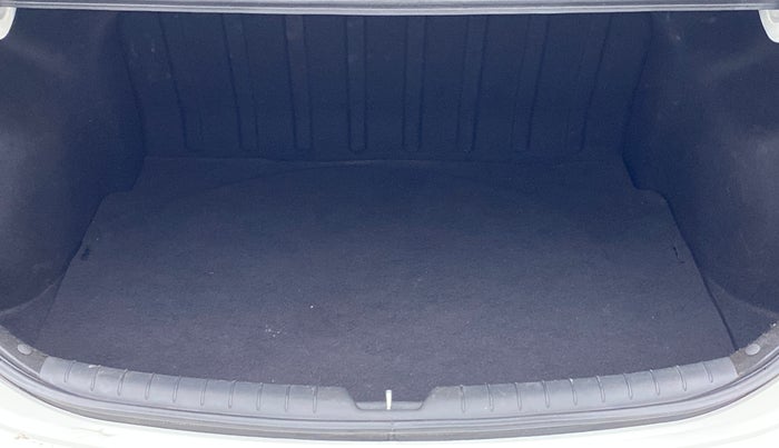 2017 Hyundai Verna 1.6 VTVT SX (O) AT, Petrol, Automatic, 68,196 km, Boot Inside