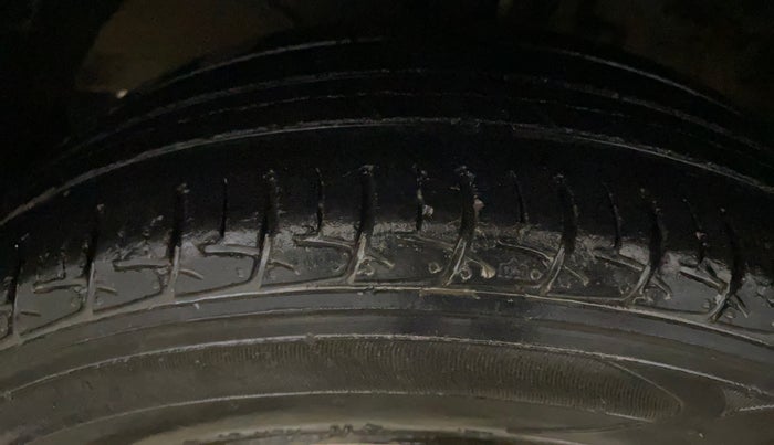 2017 Maruti Baleno DELTA PETROL 1.2, Petrol, Manual, 92,882 km, Left Front Tyre Tread