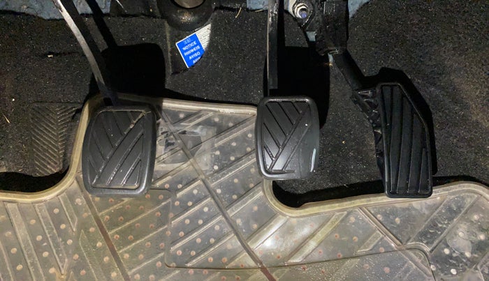 2017 Maruti Baleno DELTA PETROL 1.2, Petrol, Manual, 92,882 km, Pedals