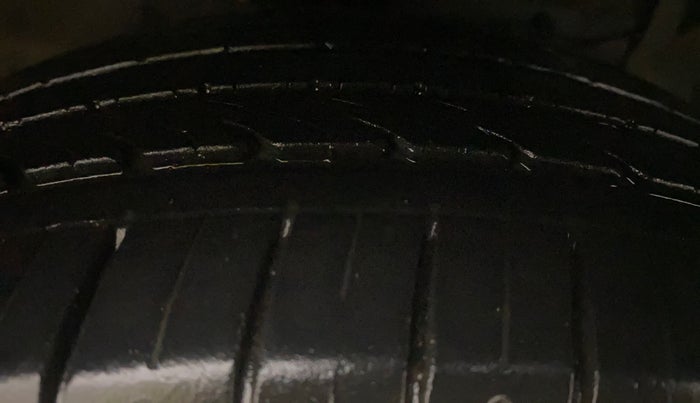 2021 Maruti Ciaz ALPHA  AT 1.5 SHVS PETROL, Petrol, Automatic, 39,029 km, Right Front Tyre Tread