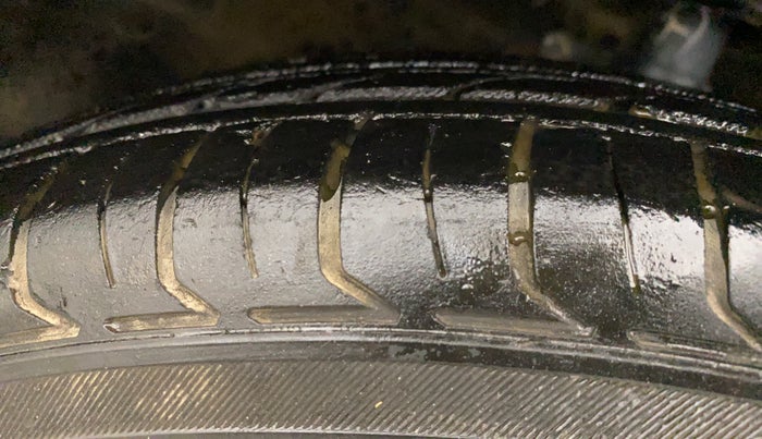 2013 Maruti Swift VXI, Petrol, Manual, 82,233 km, Right Front Tyre Tread