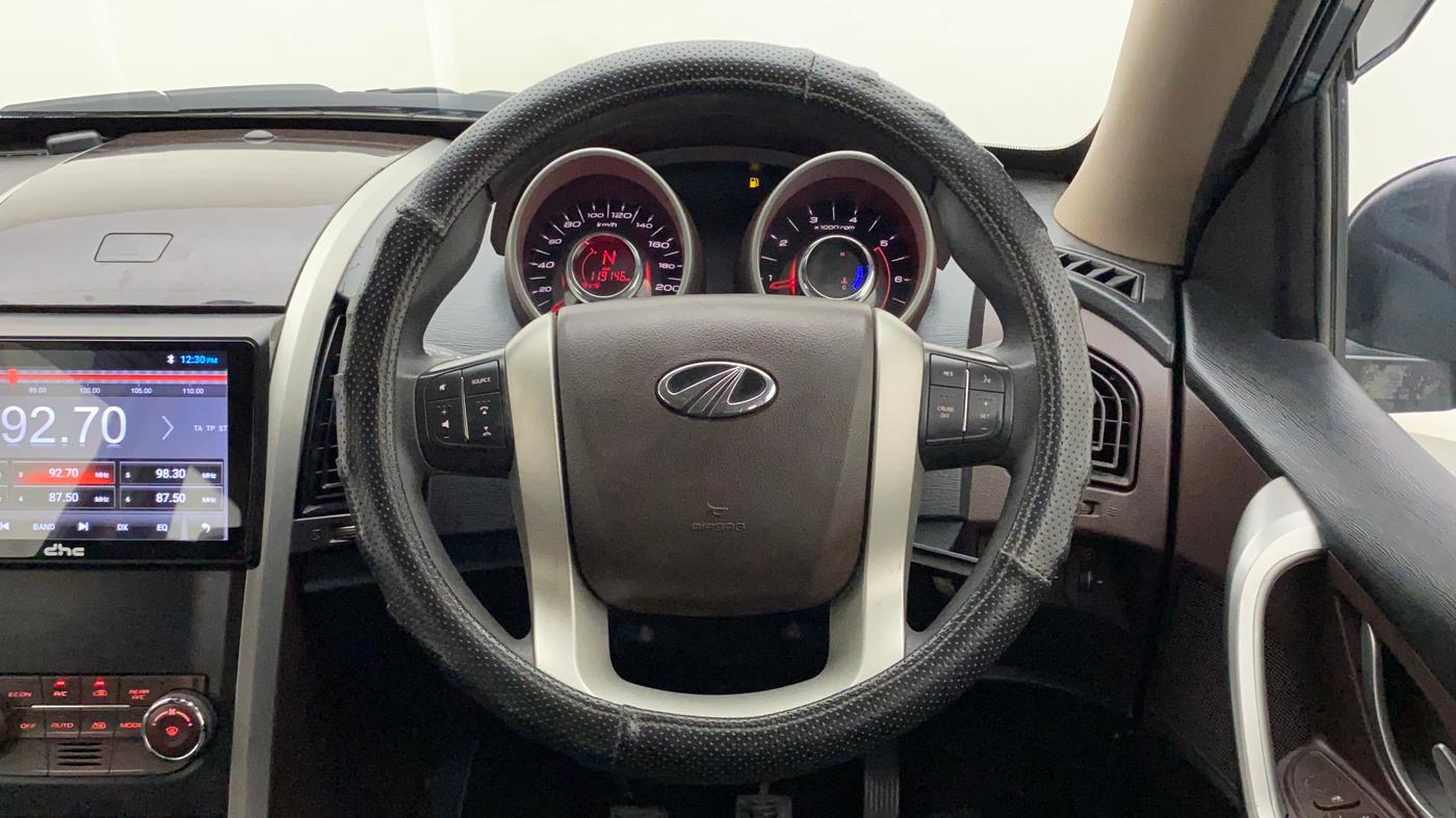 2014 Mahindra XUV500 W6, Diesel, Manual, 1,19,372 km, Steering Wheel Close Up