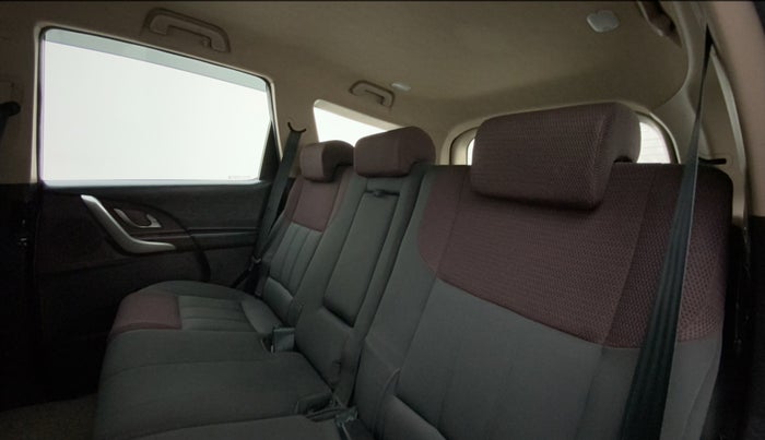 2014 Mahindra XUV500 W6, Diesel, Manual, 1,19,372 km, Right Side Rear Door Cabin