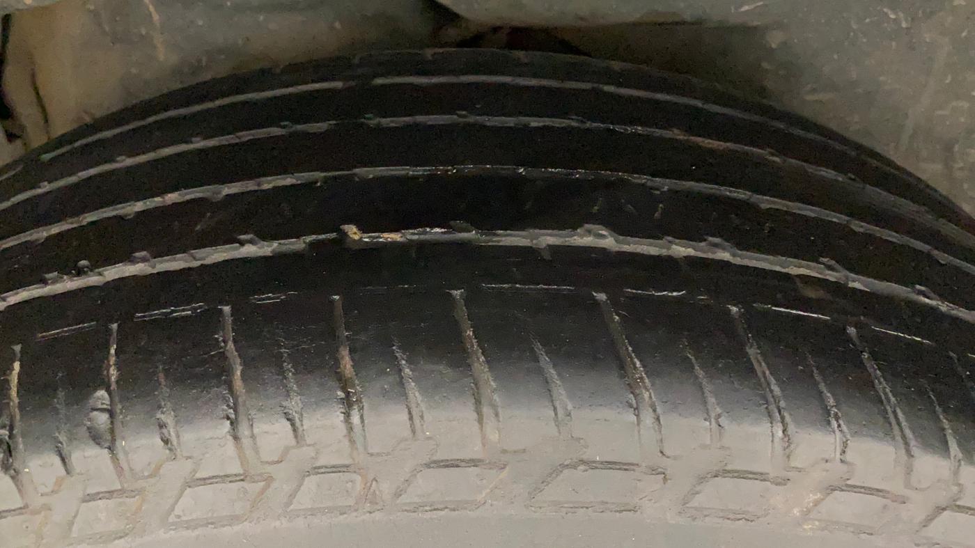 2014 Mahindra XUV500 W6, Diesel, Manual, 1,19,372 km, Right Rear Tyre Tread