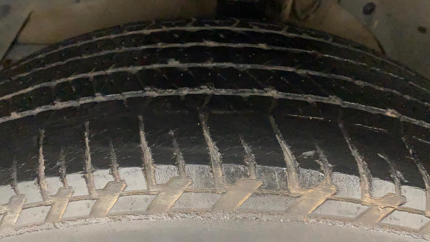 2014 Mahindra XUV500 W6, Diesel, Manual, 1,19,372 km, Left Front Tyre Tread