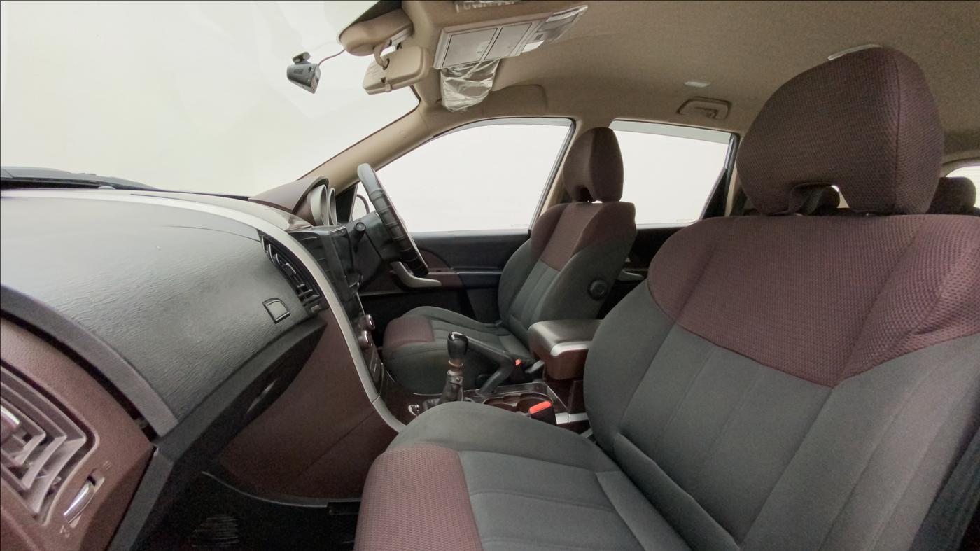 2014 Mahindra XUV500 W6, Diesel, Manual, 1,19,372 km, Right Side Front Door Cabin