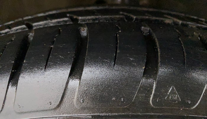 2021 Maruti Swift VXI, Petrol, Manual, 8,004 km, Right Front Tyre Tread
