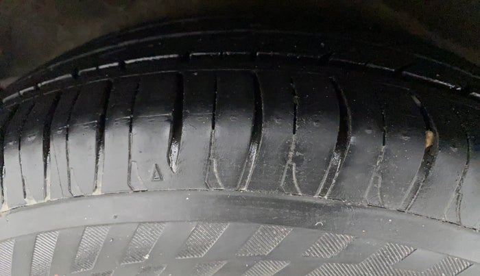 2016 Hyundai i10 SPORTZ 1.1, Petrol, Manual, 60,867 km, Right Rear Tyre Tread