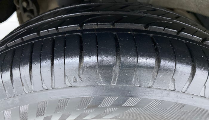 2017 Mahindra Kuv100 K6+ 6 STR, Petrol, Manual, 7,995 km, Right Rear Tyre Tread