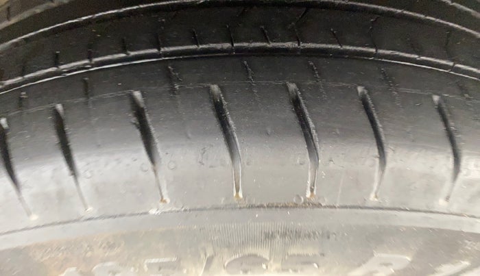 2017 Ford Ecosport TREND 1.5L DIESEL, Diesel, Manual, 1,23,476 km, Right Front Tyre Tread