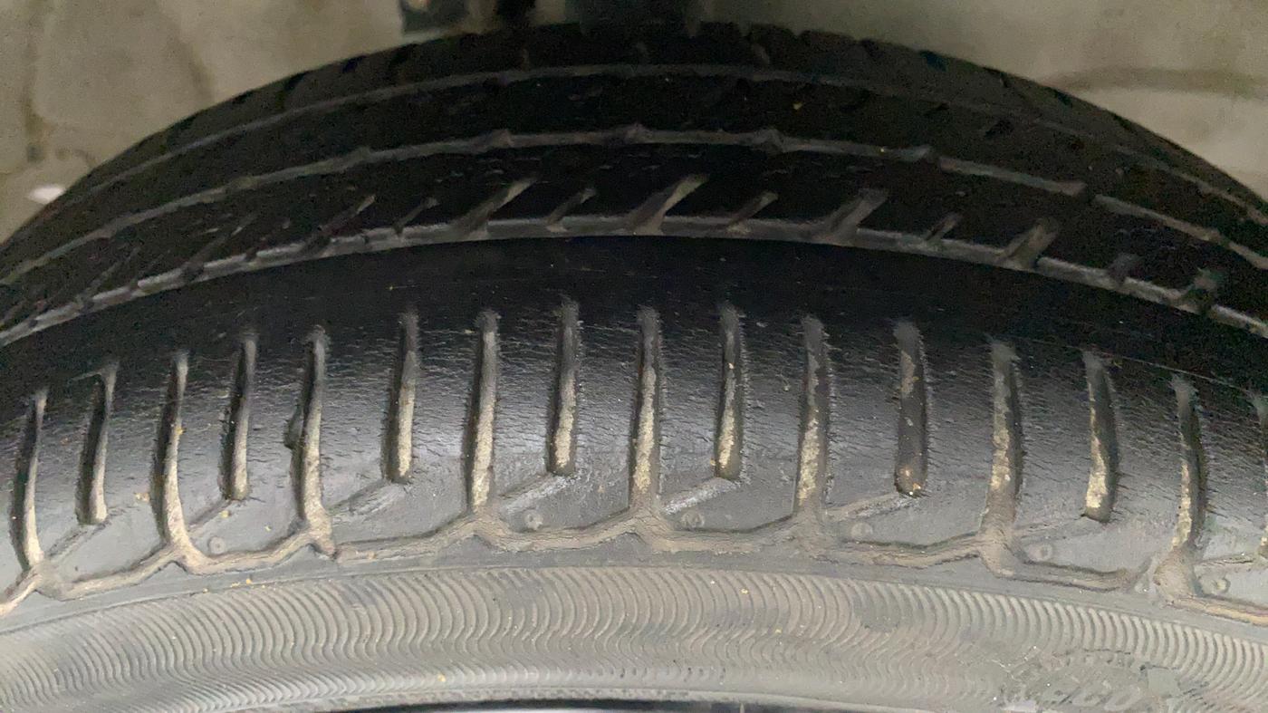 2016 Maruti Wagon R 1.0 VXI AMT, Petrol, Automatic, 27,300 km, Right Front Tyre Tread