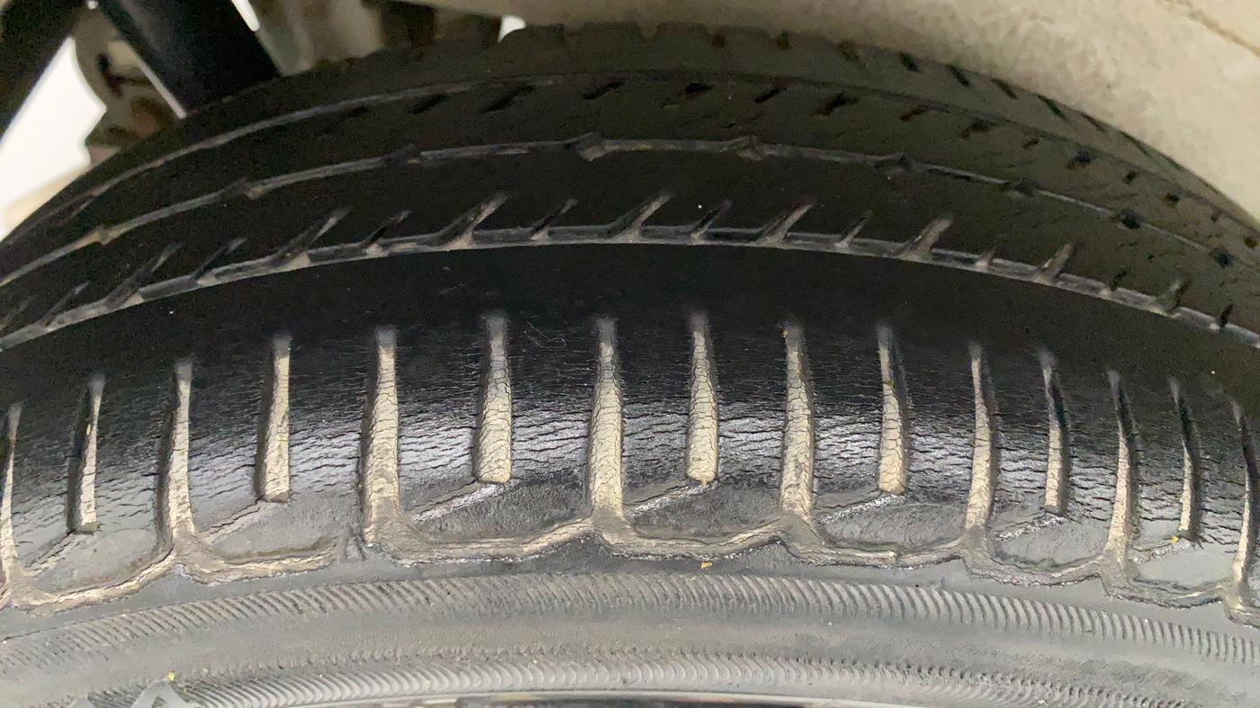 2016 Maruti Wagon R 1.0 VXI AMT, Petrol, Automatic, 27,300 km, Right Rear Tyre Tread