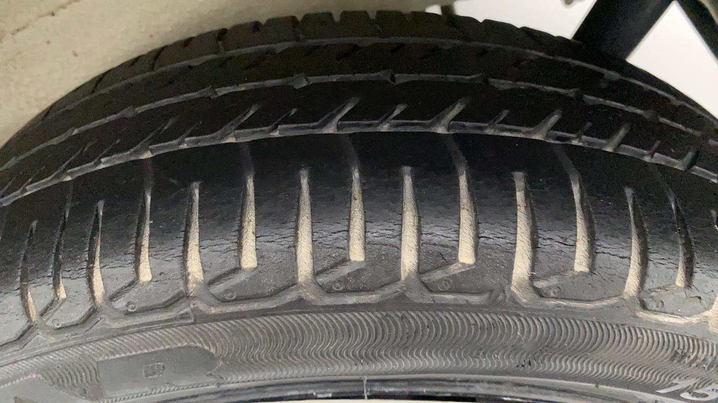 2016 Maruti Wagon R 1.0 VXI AMT, Petrol, Automatic, 27,300 km, Left Rear Tyre Tread