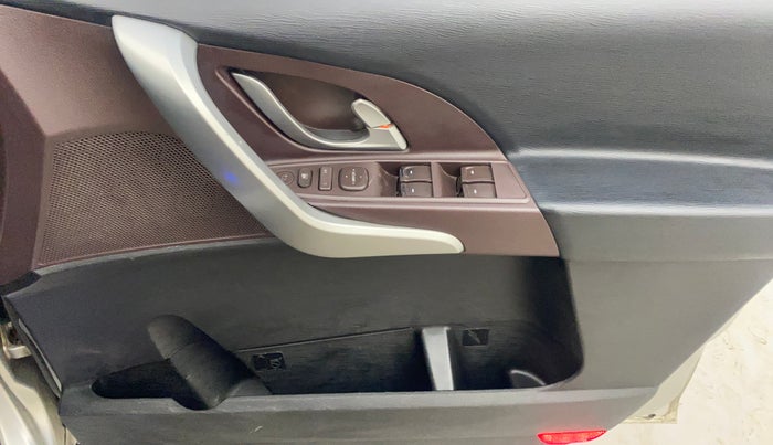 2015 Mahindra XUV500 W8, Diesel, Manual, 1,41,040 km, Driver Side Door Panels Control