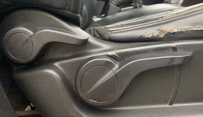 2015 Mahindra XUV500 W8, Diesel, Manual, 1,41,040 km, Driver Side Adjustment Panel