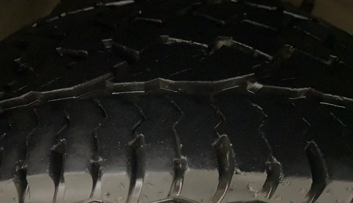 2015 Mahindra XUV500 W8, Diesel, Manual, 1,41,040 km, Right Front Tyre Tread