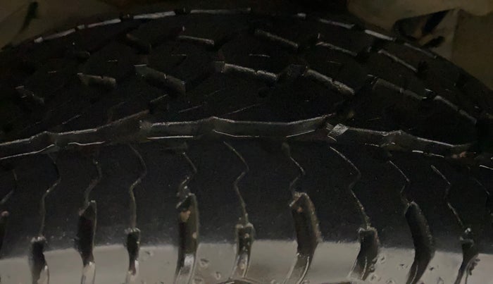 2015 Mahindra XUV500 W8, Diesel, Manual, 1,41,040 km, Left Front Tyre Tread