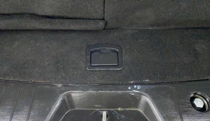 2015 Mahindra XUV500 W8, Diesel, Manual, 1,41,040 km, Boot Inside