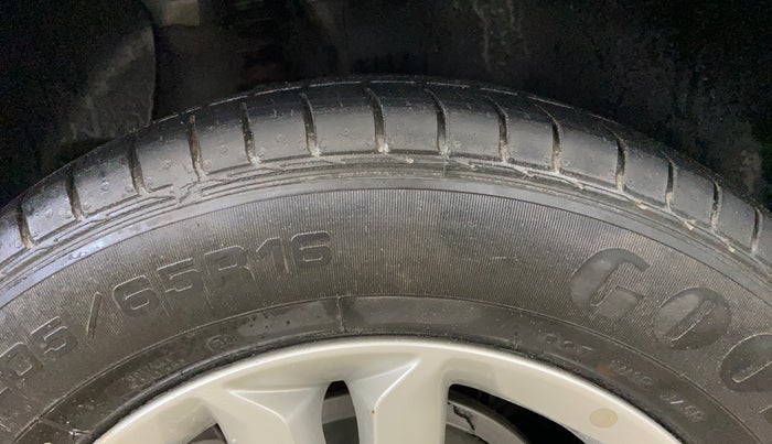 2016 Hyundai Creta SX PLUS 1.6 PETROL, Petrol, Manual, 28,055 km, Right Rear Tyre Tread