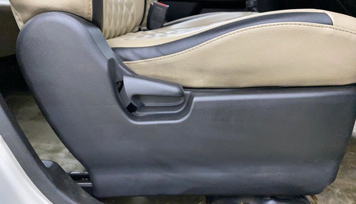 2018 Maruti Wagon R 1.0 LXI CNG, CNG, Manual, 79,896 km, Driver Side Adjustment Panel