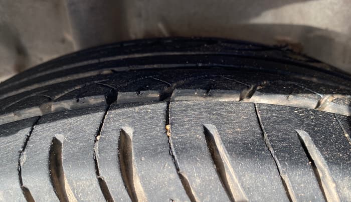 2015 Honda Amaze 1.5L I-DTEC S, Diesel, Manual, 1,45,250 km, Right Rear Tyre Tread