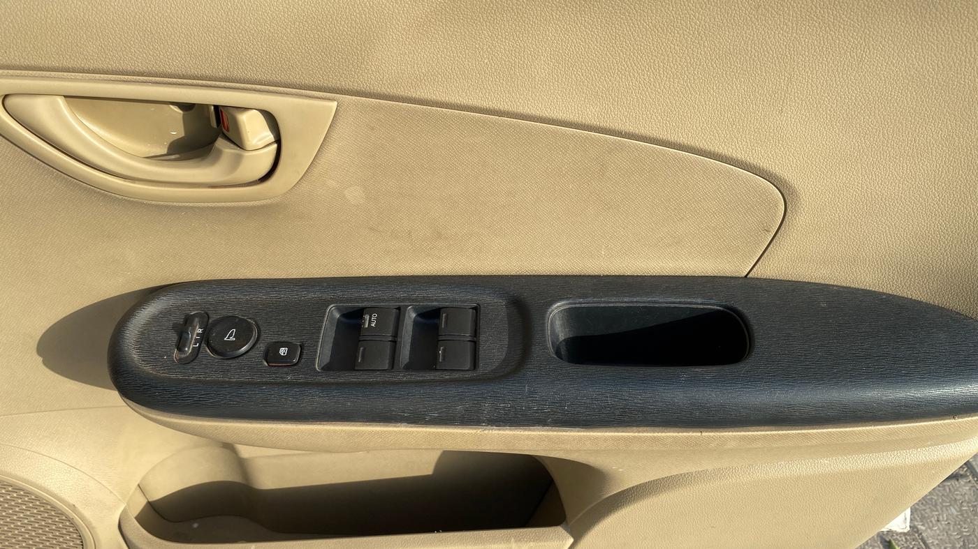 2015 Honda Amaze 1.5L I-DTEC S, Diesel, Manual, 1,45,250 km, Driver Side Door Panels Control