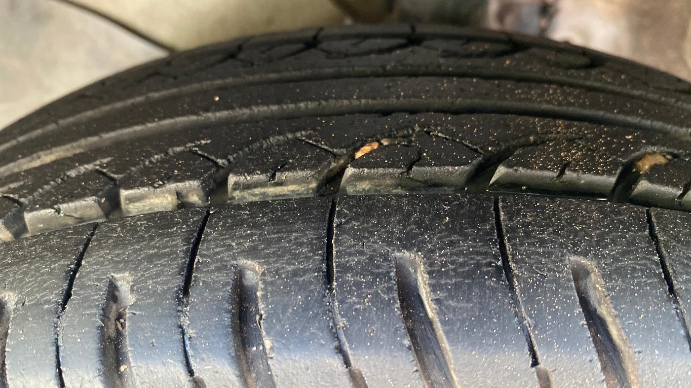 2015 Honda Amaze 1.5L I-DTEC S, Diesel, Manual, 1,45,250 km, Left Front Tyre Tread