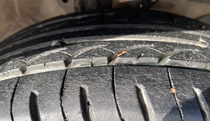 2015 Honda Amaze 1.5L I-DTEC S, Diesel, Manual, 1,45,250 km, Right Front Tyre Tread