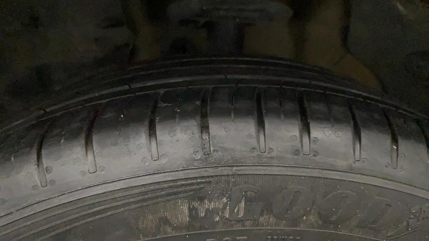 2023 MG HECTOR PLUS SAVVY PRO 1.5 TURBO CVT 7 STR, Petrol, Automatic, 18,563 km, Left Front Tyre Tread