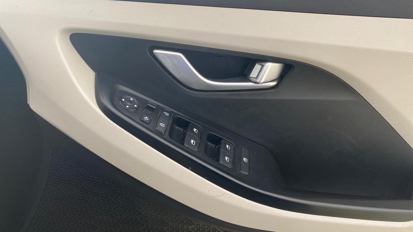 2023 Hyundai Creta SX 1.5 PETROL, Petrol, Manual, 1,05,308 km, Driver Side Door Panels Control
