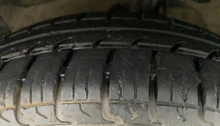 2010 Maruti Ritz LXI, Petrol, Manual, 72,199 km, Left Front Tyre Tread