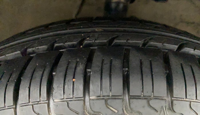 2010 Maruti Ritz LXI, Petrol, Manual, 72,199 km, Right Front Tyre Tread
