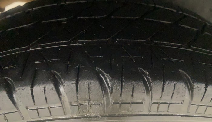 2014 Maruti Swift VXI, Petrol, Manual, 41,885 km, Right Rear Tyre Tread