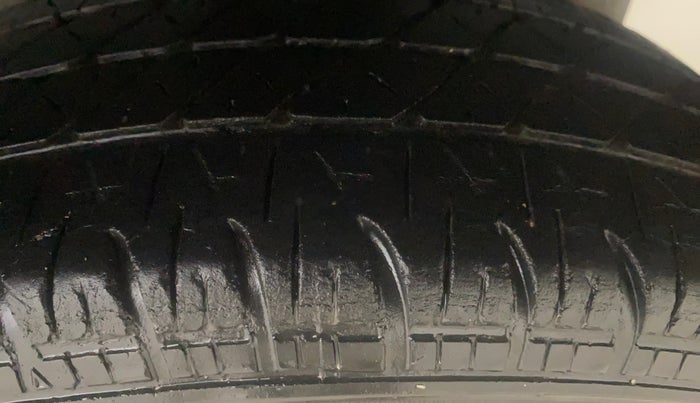 2014 Maruti Swift VXI, Petrol, Manual, 41,885 km, Left Rear Tyre Tread