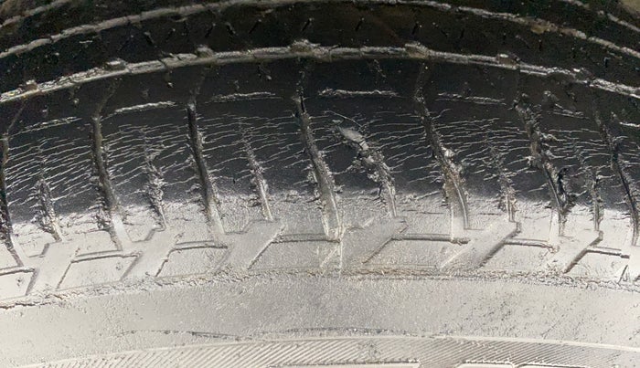 2016 Mahindra XUV500 W6, Diesel, Manual, 46,965 km, Left Front Tyre Tread