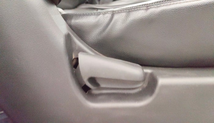 2016 Maruti Wagon R 1.0 LXI CNG, CNG, Manual, 73,617 km, Driver Side Adjustment Panel