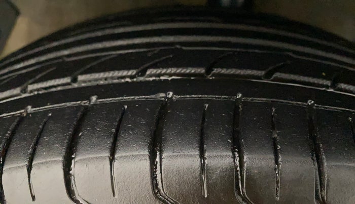 2011 Hyundai i20 SPORTZ 1.2, Petrol, Manual, 1,15,088 km, Left Front Tyre Tread