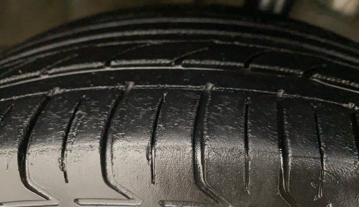 2011 Hyundai i20 SPORTZ 1.2, Petrol, Manual, 1,15,088 km, Right Front Tyre Tread
